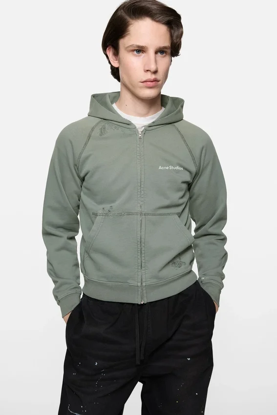 Huvtröja i fleece med lappade detaljer