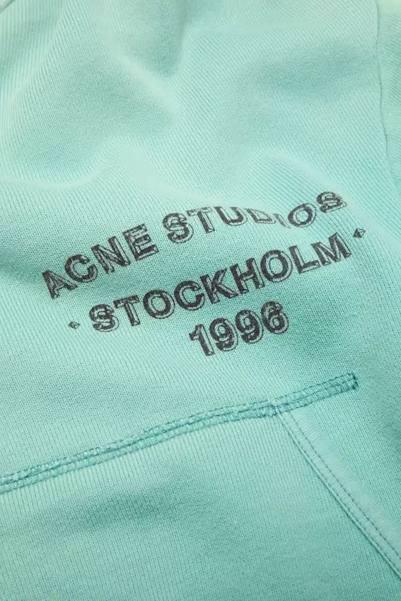 Huvtröja med dragkedja och sprayeffekt