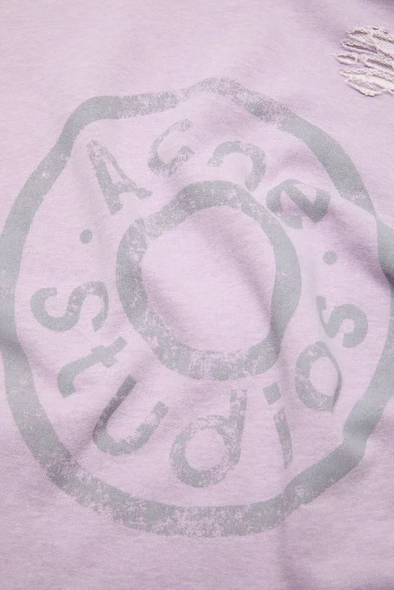 Huvtröja med slitna detaljer och logotyp