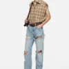 Jeans i regular fit med slitna detaljer – 2010F
