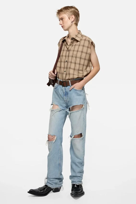 Jeans i regular fit med slitna detaljer – 2010F