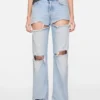 Jeans i regular fit med slitna detaljer – 2010F