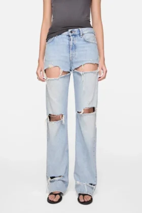 Jeans i regular fit med slitna detaljer – 2010F