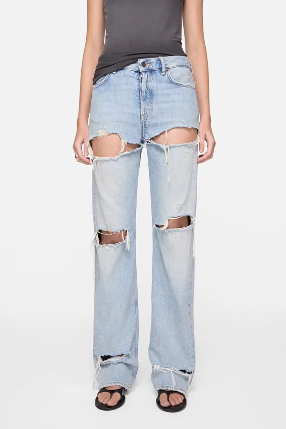 Jeans i regular fit med slitna detaljer – 2010F