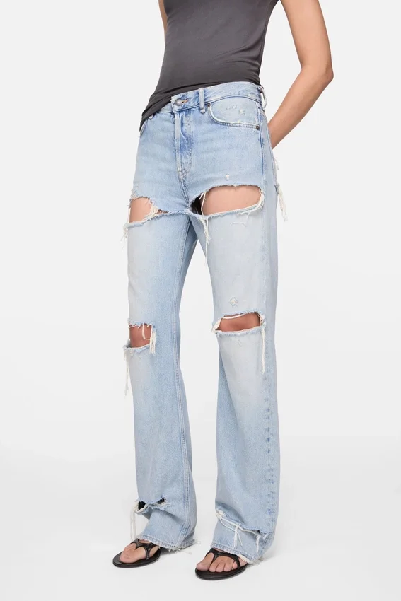 Jeans i regular fit med slitna detaljer – 2010F