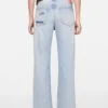 Jeans i regular fit med slitna detaljer – 2010F