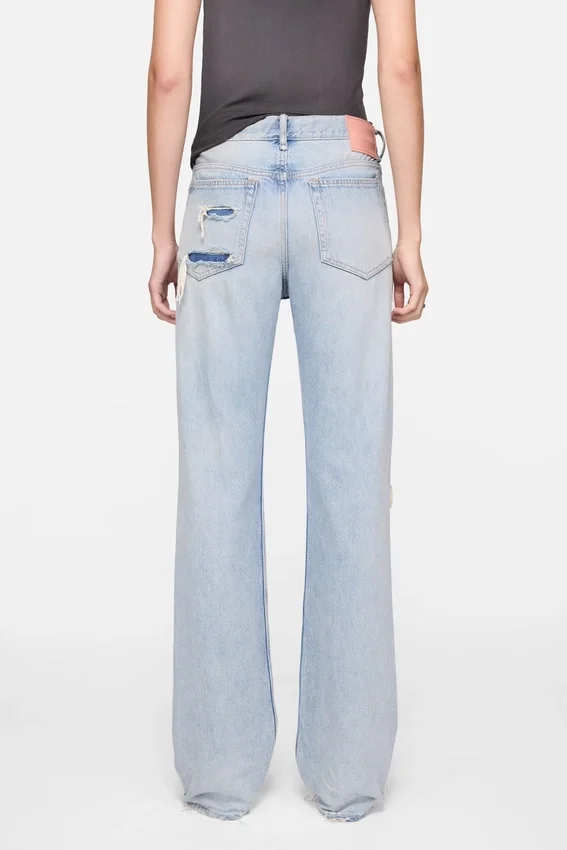 Jeans i regular fit med slitna detaljer – 2010F