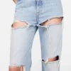 Jeans i regular fit med slitna detaljer – 2010F