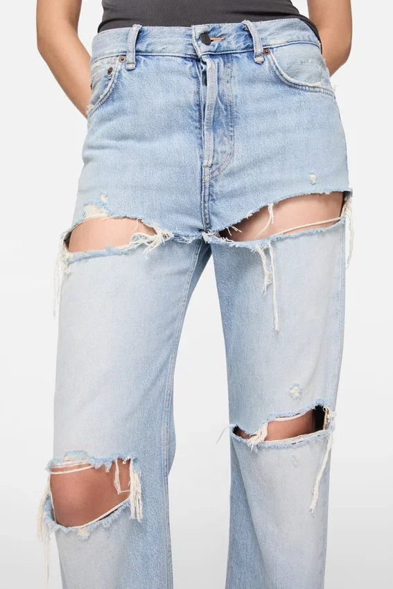 Jeans i regular fit med slitna detaljer – 2010F