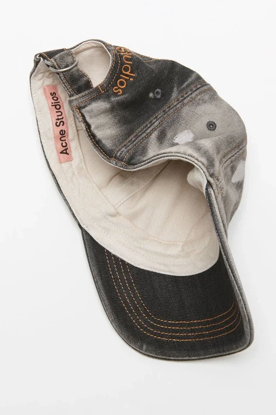 Keps i tvättad denim