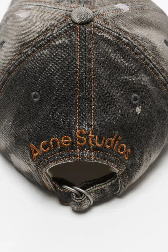 Keps i tvättad denim