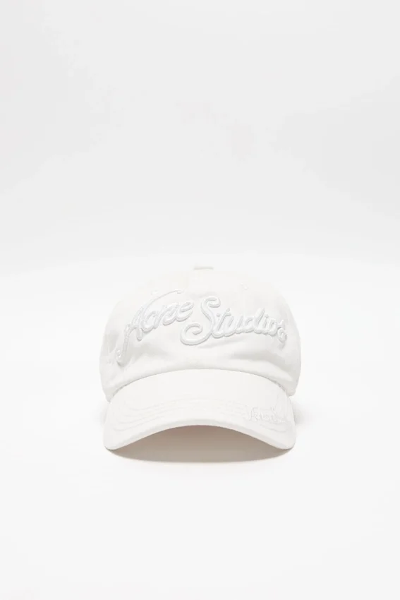 Keps med broderad logotyp