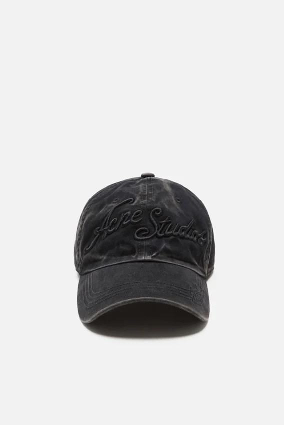 Keps med broderad logotyp