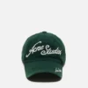 Keps med broderad logotyp