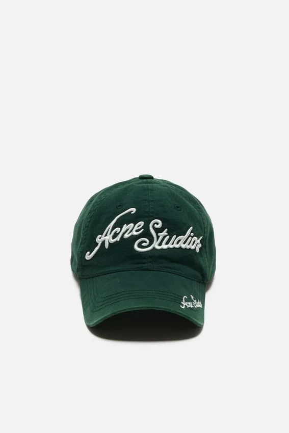Keps med broderad logotyp