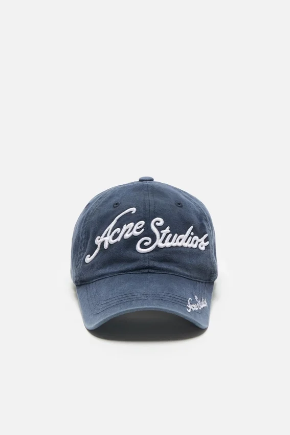 Keps med broderad logotyp