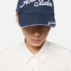 Keps med broderad logotyp