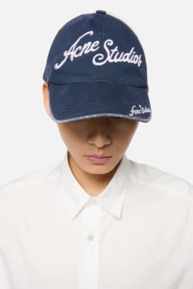 Keps med broderad logotyp