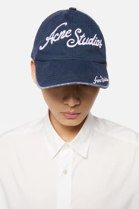 Keps med broderad logotyp