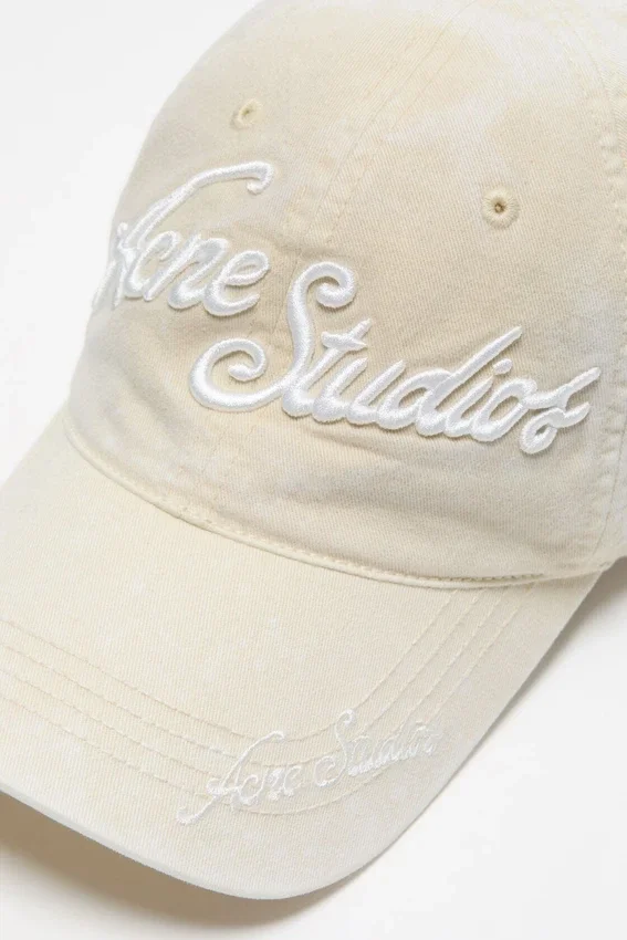 Keps med broderad logotyp