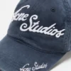 Keps med broderad logotyp