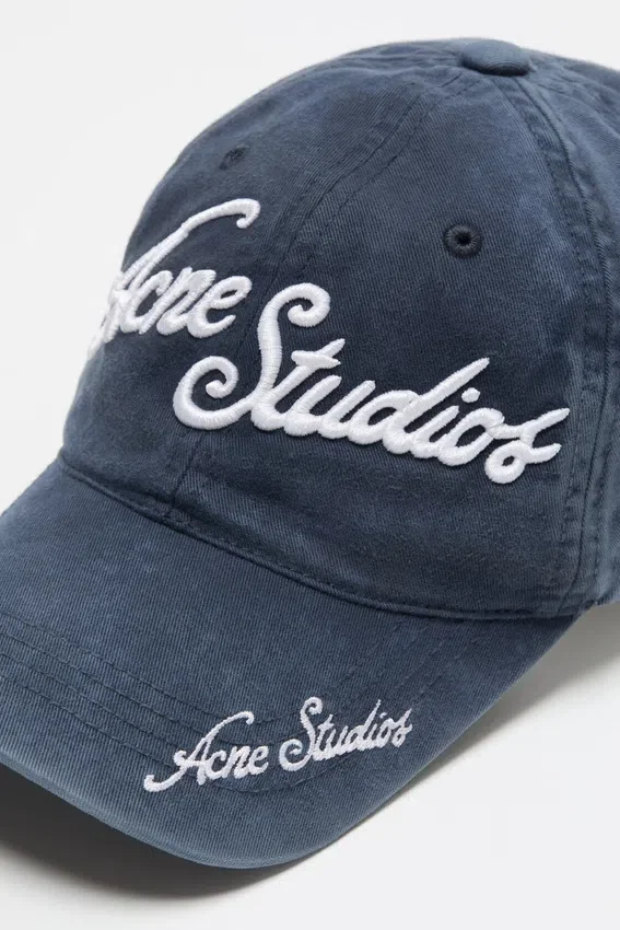 Keps med broderad logotyp