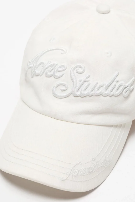 Keps med broderad logotyp