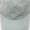 Keps med broderad logotyp