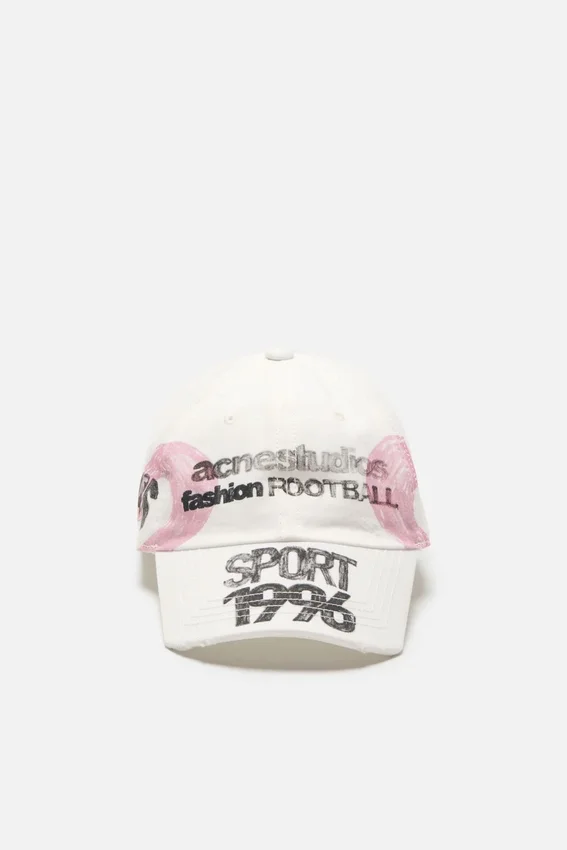 Keps med slitet logo