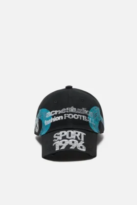 Keps med slitet logo