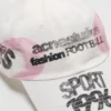 Keps med slitet logo