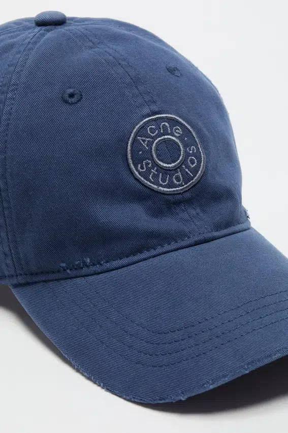 Keps med slitet logo