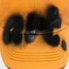 Keps med sprayad grafik