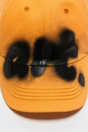 Keps med sprayad grafik