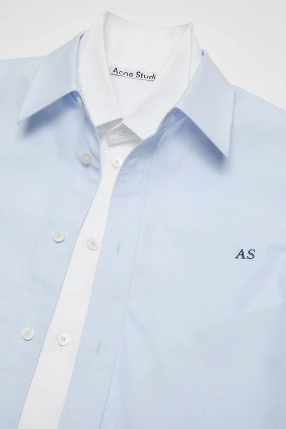 Lager-på-lager-skjorta i poplin med knappar