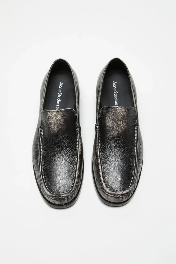 Loafers i målat läder