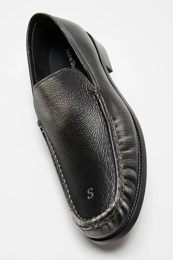 Loafers i målat läder