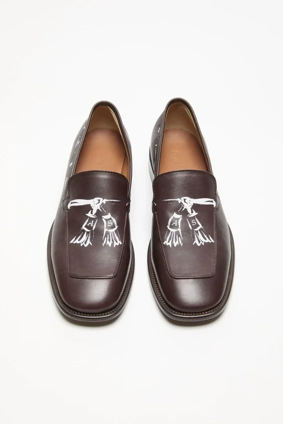 Loafers i tryckt läder