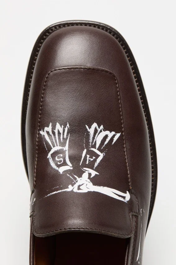 Loafers i tryckt läder