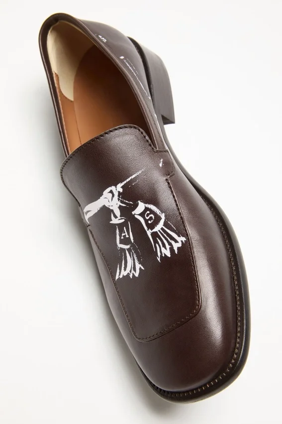 Loafers i tryckt läder