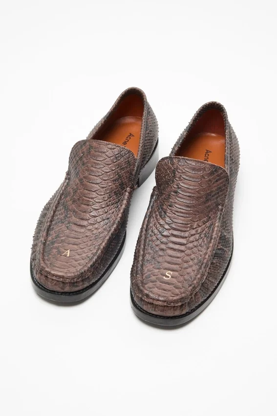 Loafers med tryckt pytonmönster