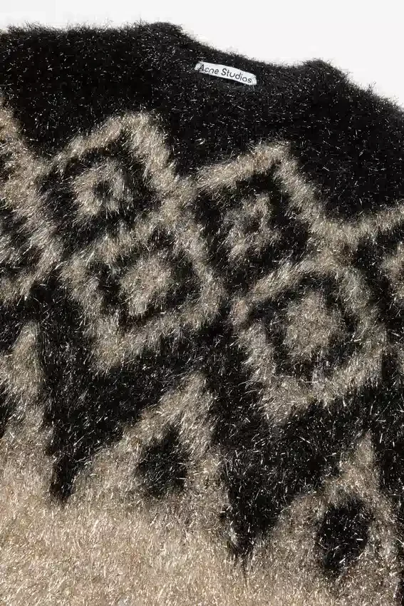 Metallisk stickad tröja
