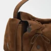 Multipocket-axelväska i mocka med flera fickor