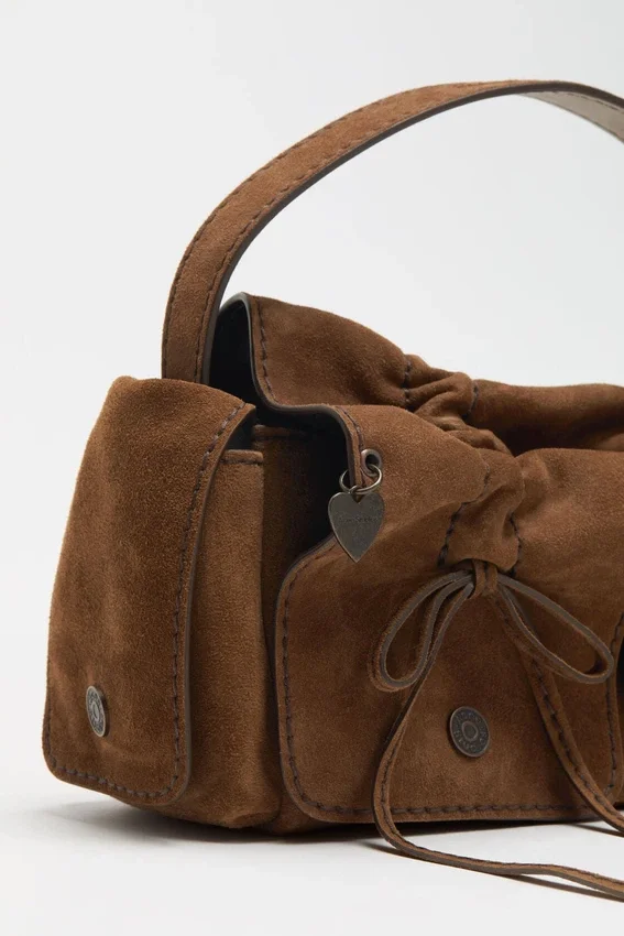 Multipocket-axelväska i mocka med flera fickor