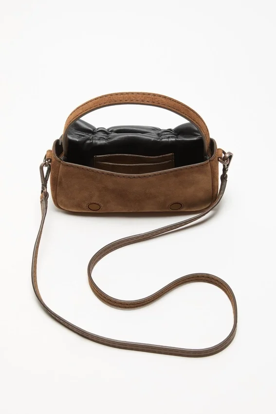 Multipocket-väska i mocka med flera fickor