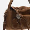 Multipocket-väska i mocka med flera fickor