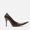 Pumps med spetsig tå och ödlemönster