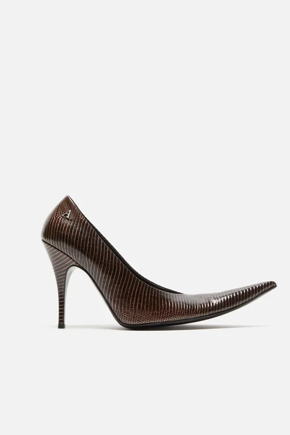 Pumps med spetsig tå och ödlemönster