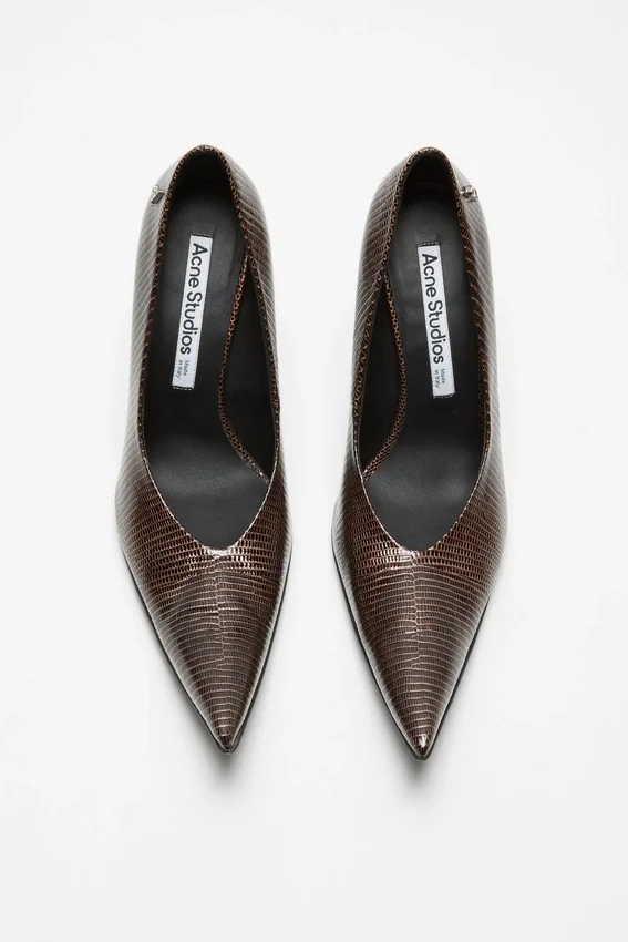 Pumps med spetsig tå och ödlemönster