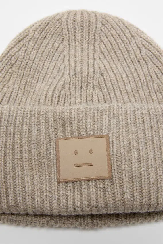 Ribbad mössa med ansiktslogotyp